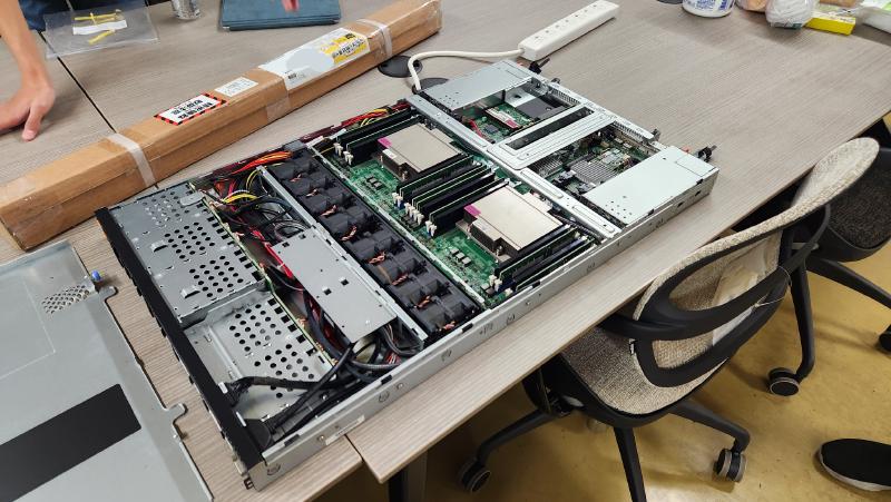 Featured image of post ラックサーバーが来たぞー